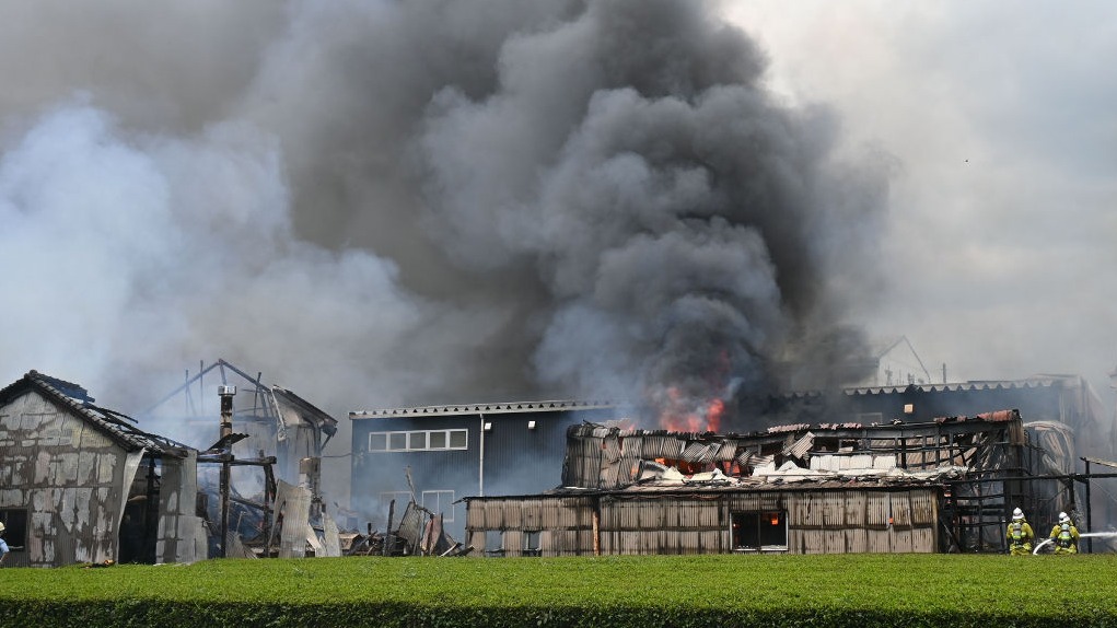 Fire breaks out at tea-processing factory in Aoi Ward, Shizuoka City; nearby traffic lights damaged, Miwa Kaido temporarily closed