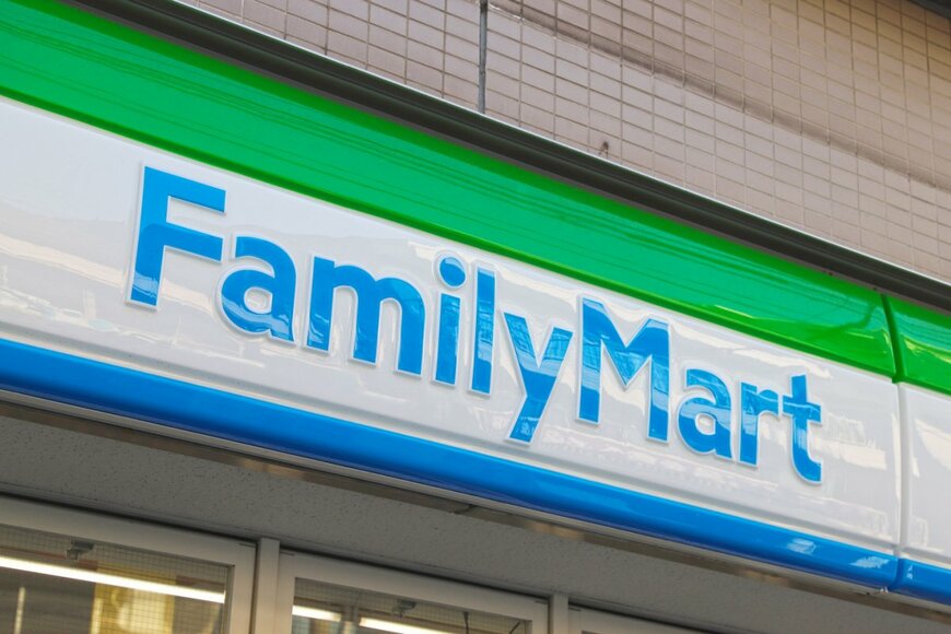 [FamilyMart] 3 New Matcha-Series Sweet Breads from FamilyMart — the 'Matcha Croissant Donut (Uji Matcha)' Is All Matcha: Cream Made with Two Kinds of Matcha Inside, a Matcha-Chocolate Coating Outside