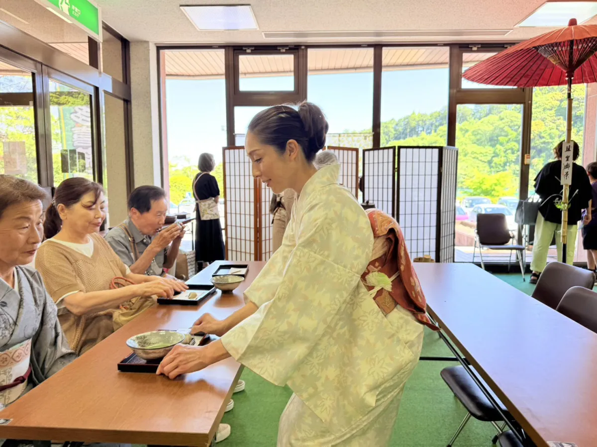 The matcha-and-wagashi 'tea seating' by the Omotesenke school, held in the lobby before the curtain rose (photo courtesy of Yellow)