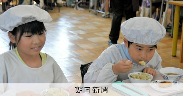 School lunches made with Sayama tea begin at elementary and junior high schools in Sayama, Saitama, timed to the new tea season [Saitama Prefecture]