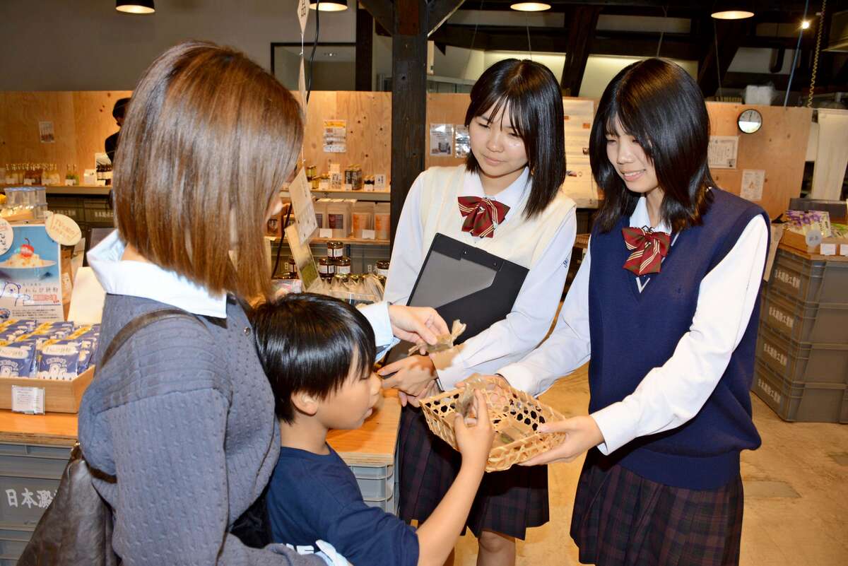 The secret of the Dubai-style chocolate was… surprisingly harusame glass noodles — Two Makurazaki High School students pour local pride into Chiran tea cream, and at a tasting event a stream of voices say they were 'surprised by the texture'