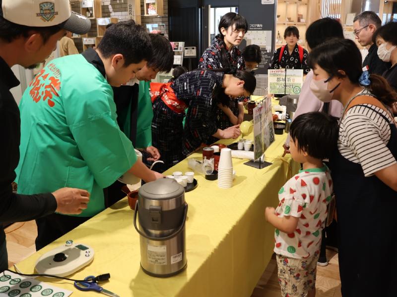 Miyakonojo New Tea's Aroma and Sweetness Served from Kyusu: Takajo High School Tea Ceremony Club Members at Roadside Station 'NiQLL'