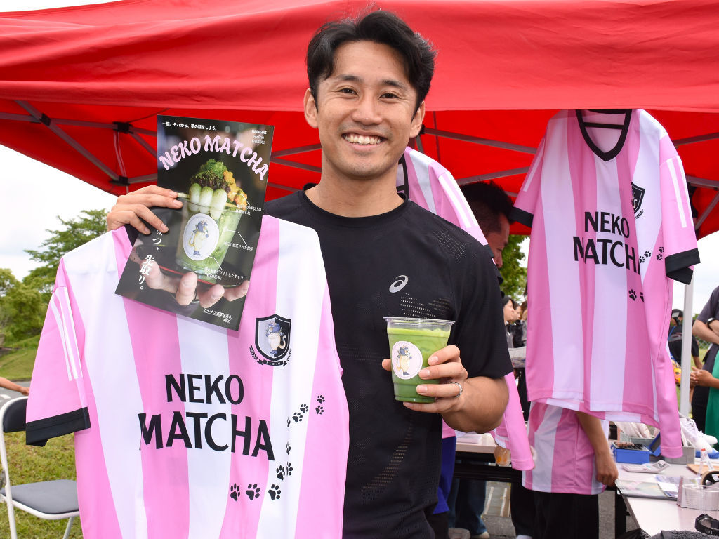 Former Japan national footballer Morishita (Kakegawa native) launches startup to deliver Shizuoka-produced matcha to Europe; English club player pitches its appeal with firsthand conviction