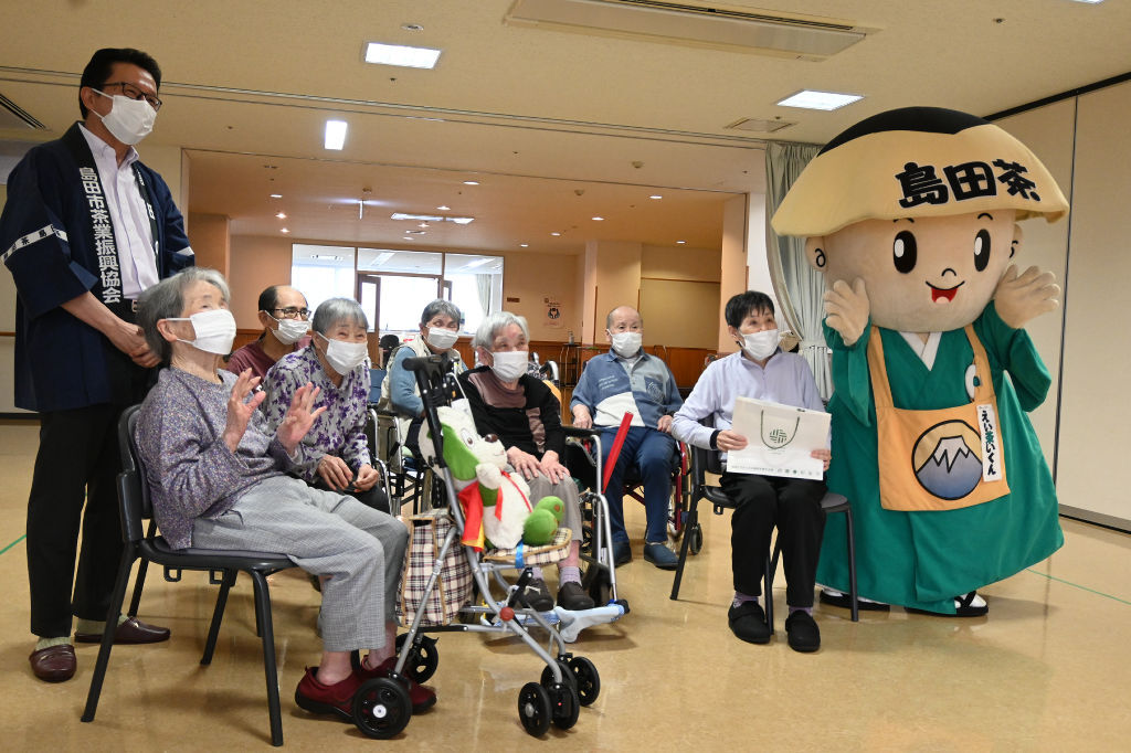 Shimada Tea Industry Association Presents Longevity Tea to Nursing Homes