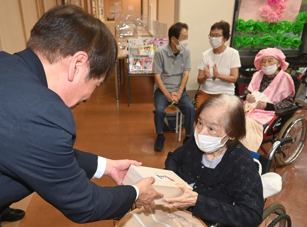 Fujiseda Tea Promotion Council donates heritage tea leaves to senior care facility